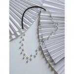 Колье ручной работы из белых бусин на черном кожаном шнуре