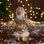 Дед Мороз под ёлку «Зимнее волшебство. В колпаке, с подарком», 17 см, золото