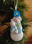 FM Елочное украшение Мама снеговик с малышом, полистоун, 10х4,5х2 см. Белый/голубой.