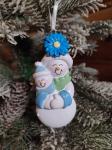 FM Елочное украшение Мама снеговик с малышом, полистоун, 10х4,5х2 см. Белый/голубой.