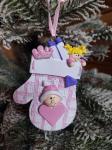 FM Елочное украшение Варежка с подарками розового цвета, полистоун, 10х6,5х2 см.