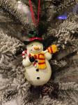 FM Елочное украшение Снеговик с конфетой, полистоун, 10х6х1,5 см.