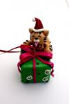 FM Елочное украшение Кошка с подарком.  6*4*8.5 см. Цена за 1 шт в асс.