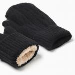 Варежки вязаные женские MINAKU: Hello, winter! чёрные, 21 см