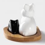 Набор фарфоровый для специй на бамбуковой подставке BellaTenero «Зайцы», 3 предмета: солонка 50 мл, перечница 20 мл, подставка, белый, чёрный