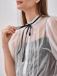 Блузка из органзы прямого силуэта с воротником-стойкой и завязками