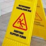 Знак «Осторожно! Скользкий пол», 61?30 см, пластик, жёлтый