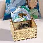 Мир Хаяо Миядзаки | Музыкальная шкатулка "Унесенные призраками. Дракон Хаку и Тихиро"р-р 6,5х5,2 (крафтовая)