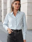 Блузка свободного силуэта с золотистыми пуговицами